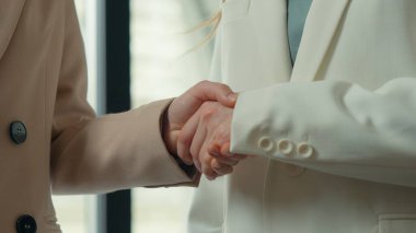 Tanımlanamayan iki kadın iş kadını el sıkışırken el sıkışırken anlaşma imzalarken hoş geldin sözleşmesi imzalarken ofis işkadını el sıkışmasında ortaklık sona erdi.