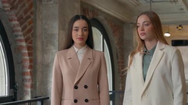 İki kendine güvenen profesyonel iş adamı güçlü beyaz iş kadını kız iş kadını şirket içi iş yerinde el ele tutuşan iş arkadaşları ortaklık pozu veren arkadaşlar arkanıza yaslanıp arkadaşlığınıza yaslanın