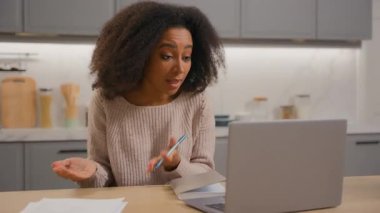 Öfkeli, sinirli, Afro-Amerikan kadın iş kadını. Uzaktan tartışılan video görüşmesi. Sinirli, öfkeli iş kızı, serbest çalışan kadın bilgisayar konferansı sorunu.