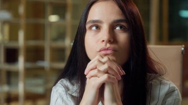 Düşünceli, üzgün, mutsuz, Kafkasyalı iş kadını, iş kadını kızı, düşünceli, düşünceli, endişeli, genç bayan öğrenci, çalışan yöneticisi sorununu göz önünde bulundur.