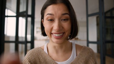 Webcam akıllı telefon ekranı mutlu Latin kadın zımbırtısı bağımlı kız blogcu kadın cep telefonu dokunmatik mesaj yazan neşeli gülümseme evde cep telefonu görüntüsü sohbeti yapan