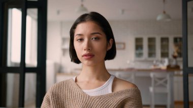 Kadın ev portresi. Sıradan kız. Sakin kadın. Ciddi kadın. Beyaz kadın, ev sahibi, ev sahibi, düşünceli, düşünceli ev sahibi.