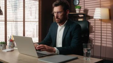 Stresli, çok çalışan Kafkasyalı işadamı sinirli, sinirli, sinirli iş adamı bağıran, bağıran, dizüstü bilgisayar sorunu olan, ofisteki kameraya bakarak bağıran adam.