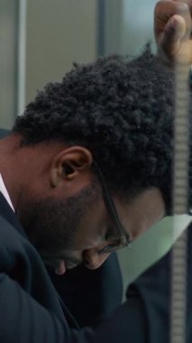 Acı çeken Afrikalı Amerikalı iş adamı erkek işadamı aşırı çalışma panik atağını vurguladı. Ofis camına yaslandı. İflas sorunu, işten çıkarma, işsizlik, stres, iş başarısızlığı.