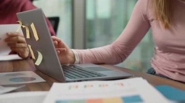 Kafkasyalı stajyer kadın bilgisayarla konuşuyor. İş adamı Hintli akıl hocası patronu ekranı işaret ediyor. Yazılımın resmi olmayan takım toplantısını açıklamasına yardımcı oluyor. Masada üç çok ırklı meslektaşım var.