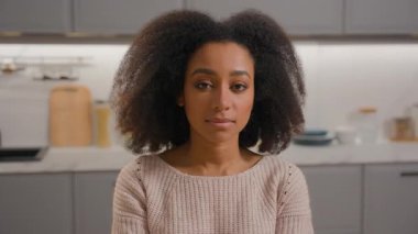 Ciddi etnik kız, Afro-Amerikan kadın, kamera karşısında kendine güvenen ev sahibi, ev sahibi, kiracı sağlık sigortası ev kredisi konsepti.