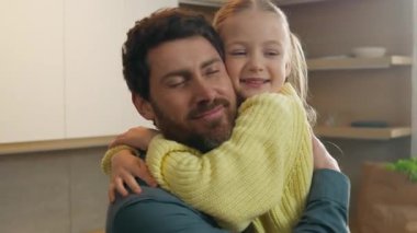 Sevgi dolu 10 'lu yaşlarda bir kız çocuğu, haftasonunu babasıyla geçirir... velayetini alır... beyaz, mutlu bir aile... mutfak burunlarına dokunur... paha biçilemez, kaygısızca vakit geçirir.