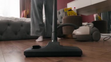 Elektrikli süpürgeyle yerleri süpüren tanınmamış bir kadın elektrikli süpürge ev aletleri ev hanımı ev hanımı ev hanımı ev hizmetçisi ev işlerinde temiz ve rahat bir daire bakımı sağlar.