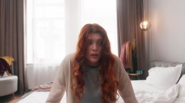 Kafkasyalı bir kadın sabah evi temizleme sorunuyla boğuşuyor... sorunlu ev sahibi kız... ev sahibi kadın... baş ağrısı çekiyor... dağınık yatak odası temizliği işleri depresyona giriyor...