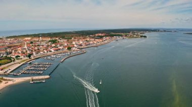 Murtosa belediyesindeki Torreira Freguesia 'nın hava panoramik manzarası Orta Bölge Beira Litoral' daki Portekiz kıyı limanı Ria de Aveiro lagünü Atlantik Okyanusu plajı tatil beldesi