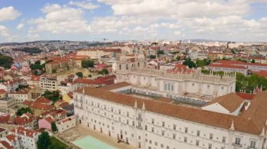 Lizbon Havaalanı manzaralı Sao Vicente de Fora Manastırı tarihi kırmızı çatılar eski kasaba şehir merkezi Avrupa başkenti mimarisi kültür mirası turistik gezi tarihi tarihi eser