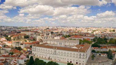 Hava aracı üst görüntüsü Lizbon Portekiz Sao Vicente de Fora Manastırı eski şehir turistik gezi seyahati tarihi kasaba kırmızı çatıları mavi siluet Portekiz binaları
