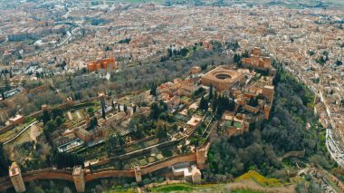 Alhambra Granada 'nın panoramik insansız hava aracı görüntüsü Charles V. Rönesans Sarayı' nın ortaçağ Fas kale duvarları tarihi Endülüs şehir mimari seyahati Güney İspanya 'da