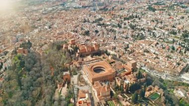 Büyük İspanya Alhambra 'nın havadan görünüşü Charles V Sarayı dairesel avlu tarihi Endülüs kalesi kraliyet bahçeleri şehir çatıları kültür mirası gezisi turlarıyla çevrili