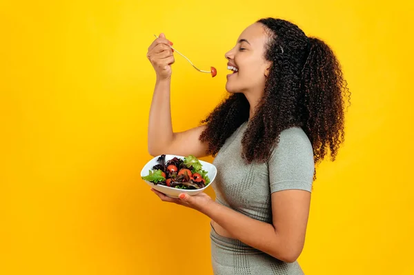 Gesunde Ernährung Vegetarisch Glückliche Brasilianische Oder Hispanische Lockige Sportliche Frau — Stockfoto