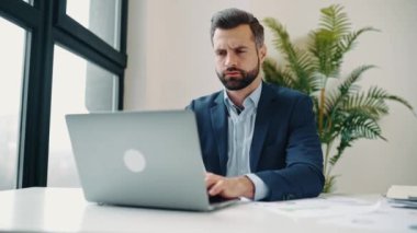 Çok çalışıyorum. Hüsrana uğramış Kafkasyalı girişimci, ürün yöneticisi, programcı ofisteki bir masada oturur, gözleri kapalı burnuna masaj yapar, uzun çalışmaktan yorgun düşerdi.