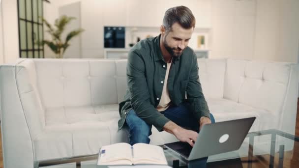 Webinar Online Focado Homem Caucasiano Inteligente Freelance Corretor Sente Sofá — Vídeo de Stock