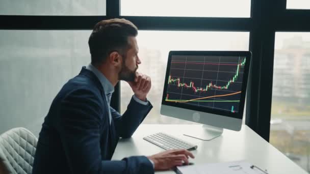 Pilně Soustředěný Zamyšlený Inteligentní Úspěšný Bělošský Investor Makléř Finanční Expert — Stock video