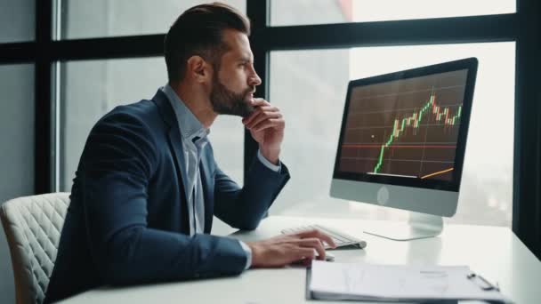 Beschäftigt Konzentriert Nachdenklich Smart Erfolgreich Kaukasischen Männlichen Aktienanleger Broker Finanzexperte — Stockvideo