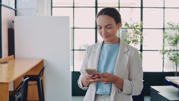 Rušně Pozitivní Stylová Obchodní Dáma Mluví Smartphonu Klientem Stojí Kanceláři — Stock video