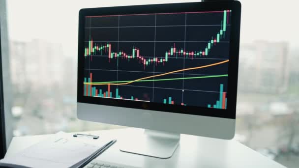 证券交易的概念 图表在电脑屏幕上显示 监控股票交易所 加密货币 比特币流动的视频 — 图库视频影像