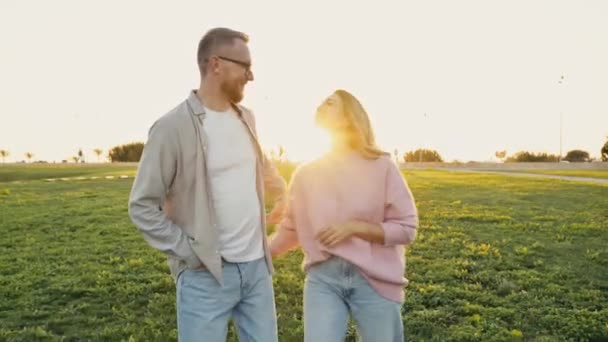 Video Loving Happy Couple Caucasian Ethnicity Stylishly Dressed Walking Outdoors — Wideo stockowe