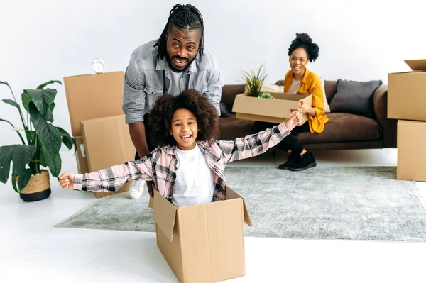 Happy Childhood African American Family Having Fun While Moving New — Φωτογραφία Αρχείου