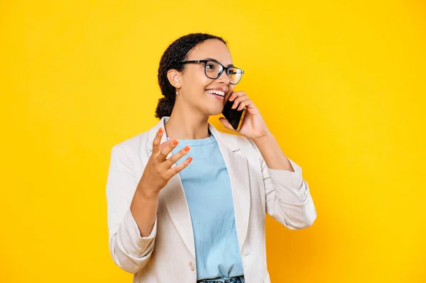 Positif Senang Sukses Wanita Ras Campuran Yang Sibuk Berbicara Ponsel — Stok Foto