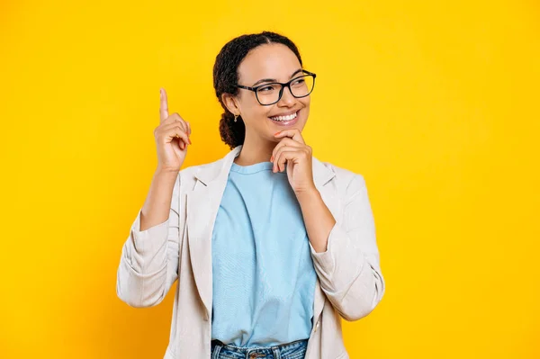 Radosny Podekscytowany Mieszane Rasy Kobieta Biznesu Okularach Trzyma Jej Rękę — Zdjęcie stockowe
