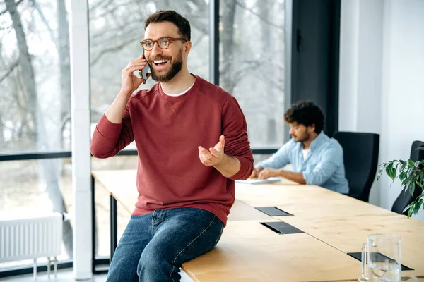 Pozitivní Úspěšný Běloch Brýlemi Kancelářský Manažer Mluví Mobilním Telefonu Zatímco — Stock fotografie