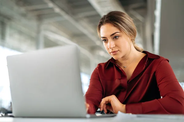 Zajęta Pewna Siebie Biała Kobieta Biznesmenka Siedzi Biurze Pracuje Laptopie — Zdjęcie stockowe