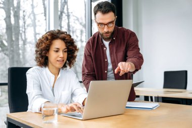 Farklı milletlerden iki başarılı iş arkadaşı, bir erkek ve bir kadın, ofiste birlikte çalışıyorlar, iş hedeflerini, yeni proje fikirlerini, iş stratejilerini tartışıyorlar. İşbirliği kavramı