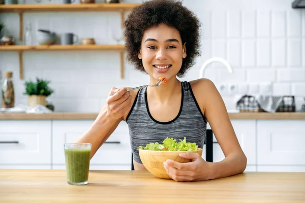 Wanita Amerika Yang Bahagia Duduk Meja Dapur Dengan Salad Sayuran — Stok Foto