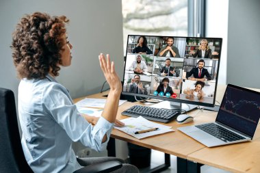 Başarılı iş kadını, şirket patronu, borsa yatırımcısı, video konferansında bir grup çok ırklı insanla finansal beyin fırtınası yapmak, borsadaki yatırımları tartışmak,