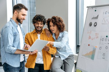 Başarılı motivasyona sahip çok ırklı meslektaşlar, yeni bir başlangıç stratejisi geliştirmek, planlama stratejisi geliştirmek, fikirleri düşünmek, riskleri analiz etmek, iletişim kurmak. İşbirliği, takım çalışması