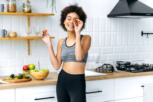 Gesunde Ernährung Gesunde Ernährung Fröhliche Hübsche Afrikanisch Amerikanische Junge Frau — Stockfoto