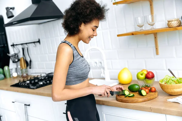 Konzept Für Gesunde Ernährung Positiv Gesunde Schlanke Afrikanisch Amerikanische Junge — Stockfoto