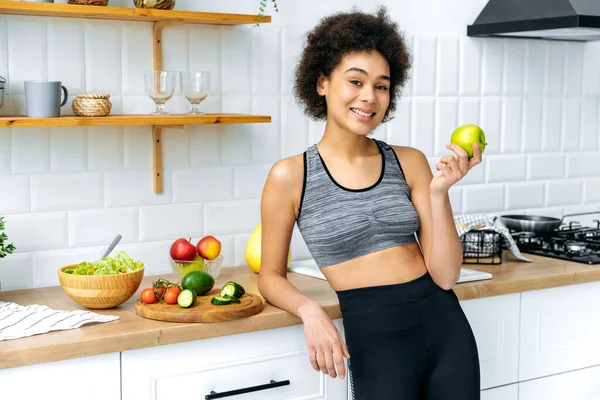 Schöne Positive Selbstbewusste Afroamerikanerin Sportkleidung Steht Der Küche Hält Einen — Stockfoto