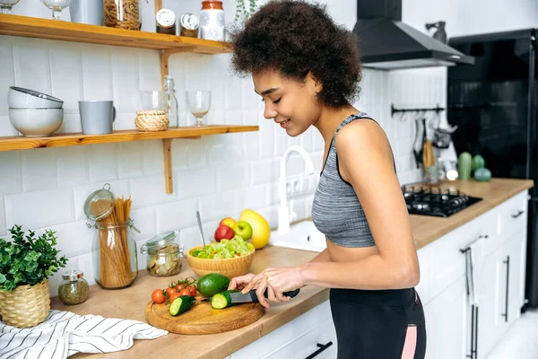Glückliche Junge Afrikanische Amerikanerin Sportkleidung Die Hause Der Küche Steht — Stockfoto