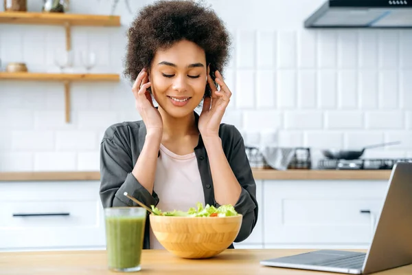 Positive Hübsche Afrikanisch Amerikanische Junge Frau Isst Frischen Salat Gesundes — Stockfoto