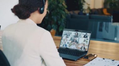 Geçmişe bakış, bilgisayar monitörüne bakan kadın çalışanlar, çeşitli iş arkadaşlarıyla çevrimiçi görüşmeler yapmak, hedefleri ve stratejileri tartışmak, fikirleri paylaşmak