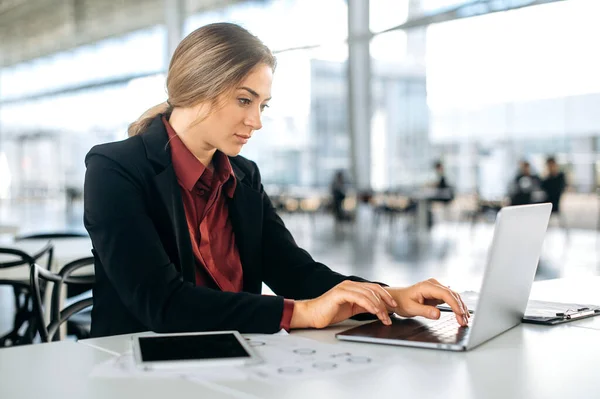 Focused Busy Successful Caucasian Woman Financial Manager Executive Sitting Her — Stock Photo, Image
