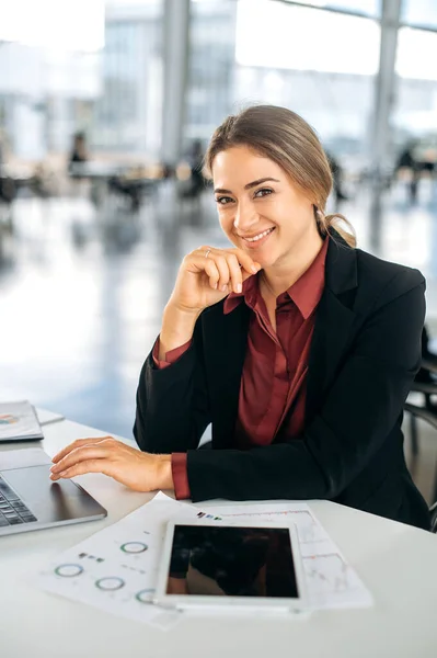 Vertical Photo Gorgeous Successful Confident Caucasian Business Woman Manager Recruiter — Stock Photo, Image