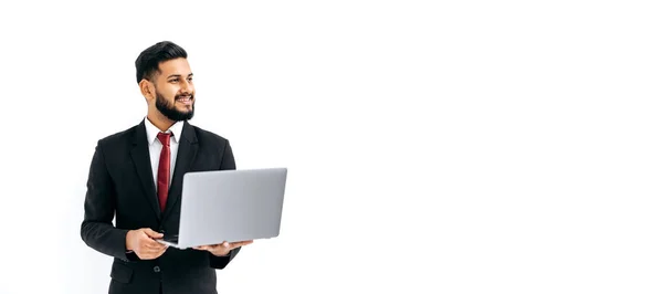 사복을 사업을 아리따운 남자나 아라비 아리안 남성의 파노라마 노트북을 미소짓는다 — 스톡 사진