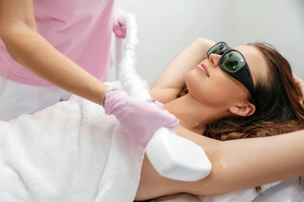 Vücut Bakımı Konsepti Lazer Epilasyonu Koruyucu Gözlüklü Beyaz Bir Kadın — Stok fotoğraf