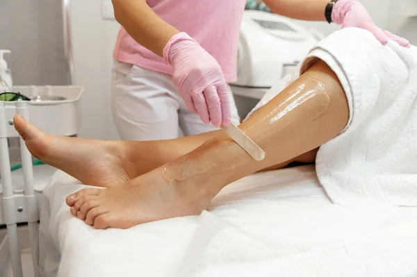 Kosmetolog Przygotowuje Nogę Przed Laserowym Usuwaniem Włosów Nakłada Żel Nogę — Zdjęcie stockowe