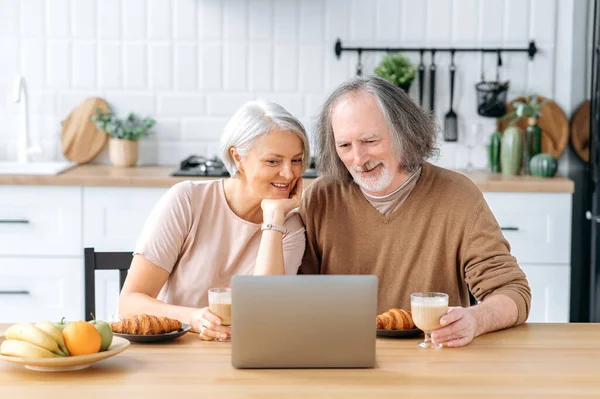 Pozitív Férj Feleség Otthon Ülnek Konyhában Croissant Kávét Reggeliznek Laptopot — Stock Fotó