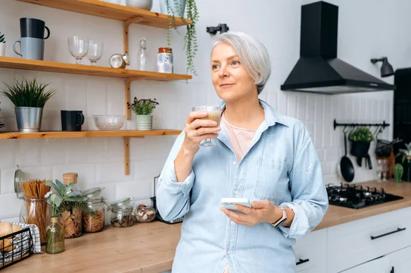 Wunderschöne Kaukasische Grauhaarige Dame Mittleren Alters Steht Hause Der Küche — Stockfoto