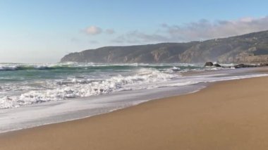 Atlantik Okyanusu 'nun güzel kıyıları. Dalgalarla okyanus kıyısının çarpıcı manzarası. Doğa, güzel manzara.
