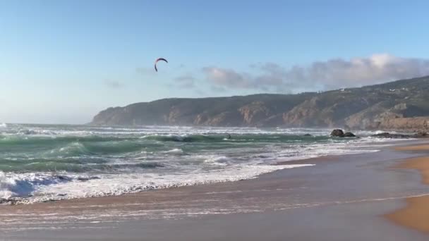 大西洋の素晴らしい海岸でカイトサーフィン 凧を持って波をキャッチします カイトボード ウォータースポーツ — ストック動画